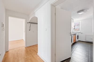 Attraktive 3- Zi. Wohnung mit ca. 5,5% Anfangsrendite in zentraler Lage zu verkaufen ! — Bild 2